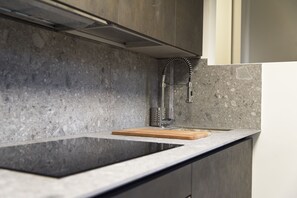 Apartment, 1 Schlafzimmer | Eigene Küche | Großer Kühlschrank, Ofen, Herdplatte, Kochgeschirr/Geschirr/Besteck