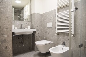 Apartment, 1 Schlafzimmer | Badezimmer | Dusche, Regendusche, kostenlose Toilettenartikel, Haartrockner