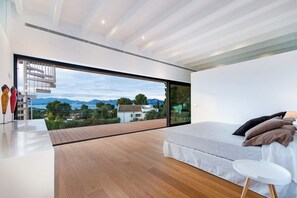 4 bedrooms, desk, iron/ironing board, free WiFi