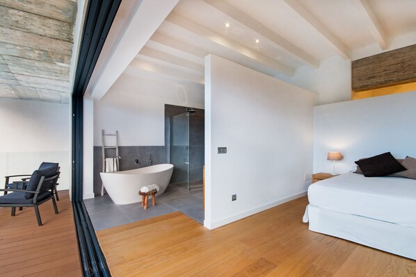 4 bedrooms, desk, iron/ironing board, free WiFi