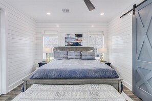 5 bedrooms, iron/ironing board, WiFi, bed sheets