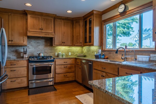 Micro-ondas, cooktop, lava-louças, cafeteira/chaleira