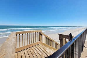 Sur la plage, chaise longue
