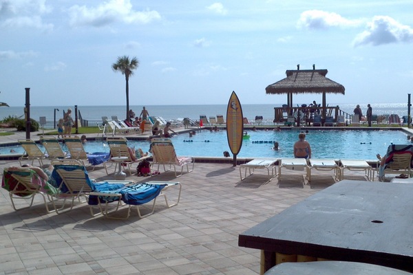 Una piscina cubierta, una piscina al aire libre
