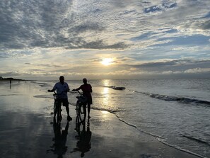 Nær stranden og solsenger