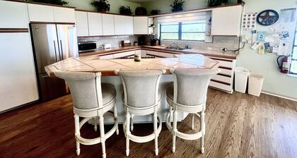 Torchview Lookout- Secluded Waterfront Retreat With 240’ Dock On Niles Channel