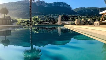 Piscina stagionale all'aperto, ombrelloni da piscina, lettini