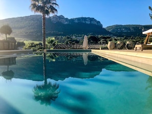 Seasonal outdoor pool, pool umbrellas, pool loungers - Maison n 9 (Cassis)