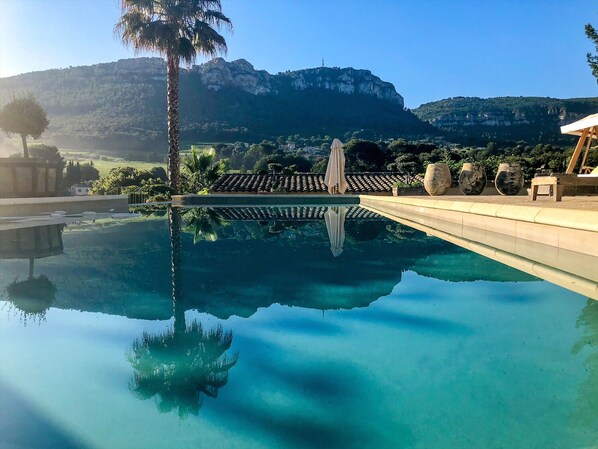 Piscine extérieure (ouverte en saison), parasols de plage