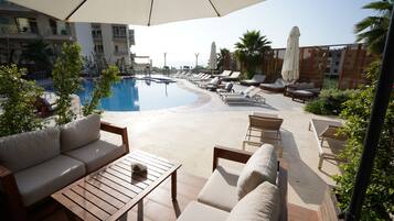 Caja de seguridad en la habitación y escritorio