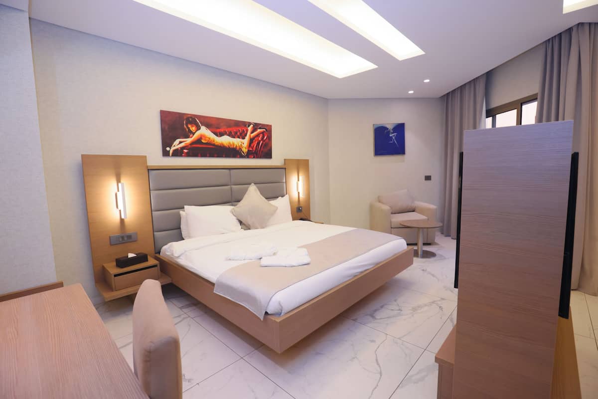 Premium Suite | 1 bedroom, in-room safe, desk, laptop workspace