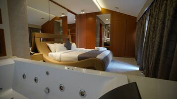 Grand Suite | In-room safe, desk, laptop workspace, blackout curtains