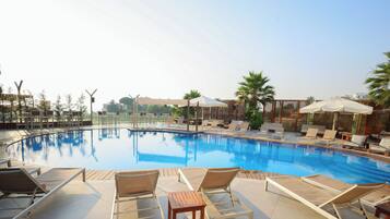 Una piscina al aire libre de temporada