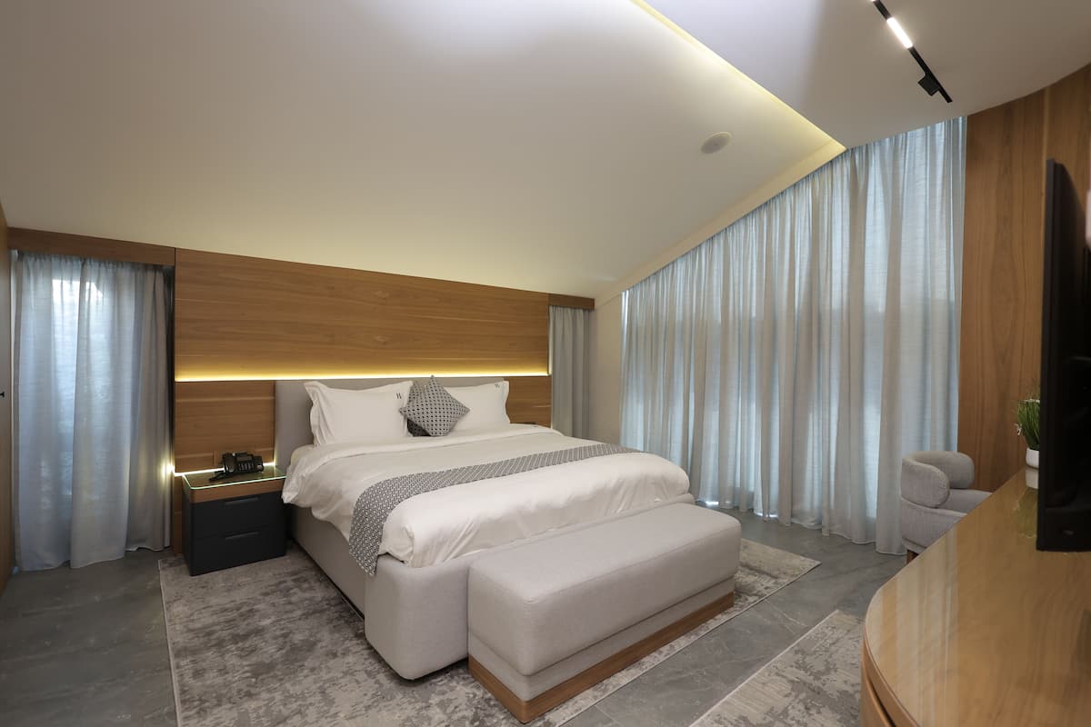 Luxury Suite | 1 bedroom, in-room safe, desk, laptop workspace