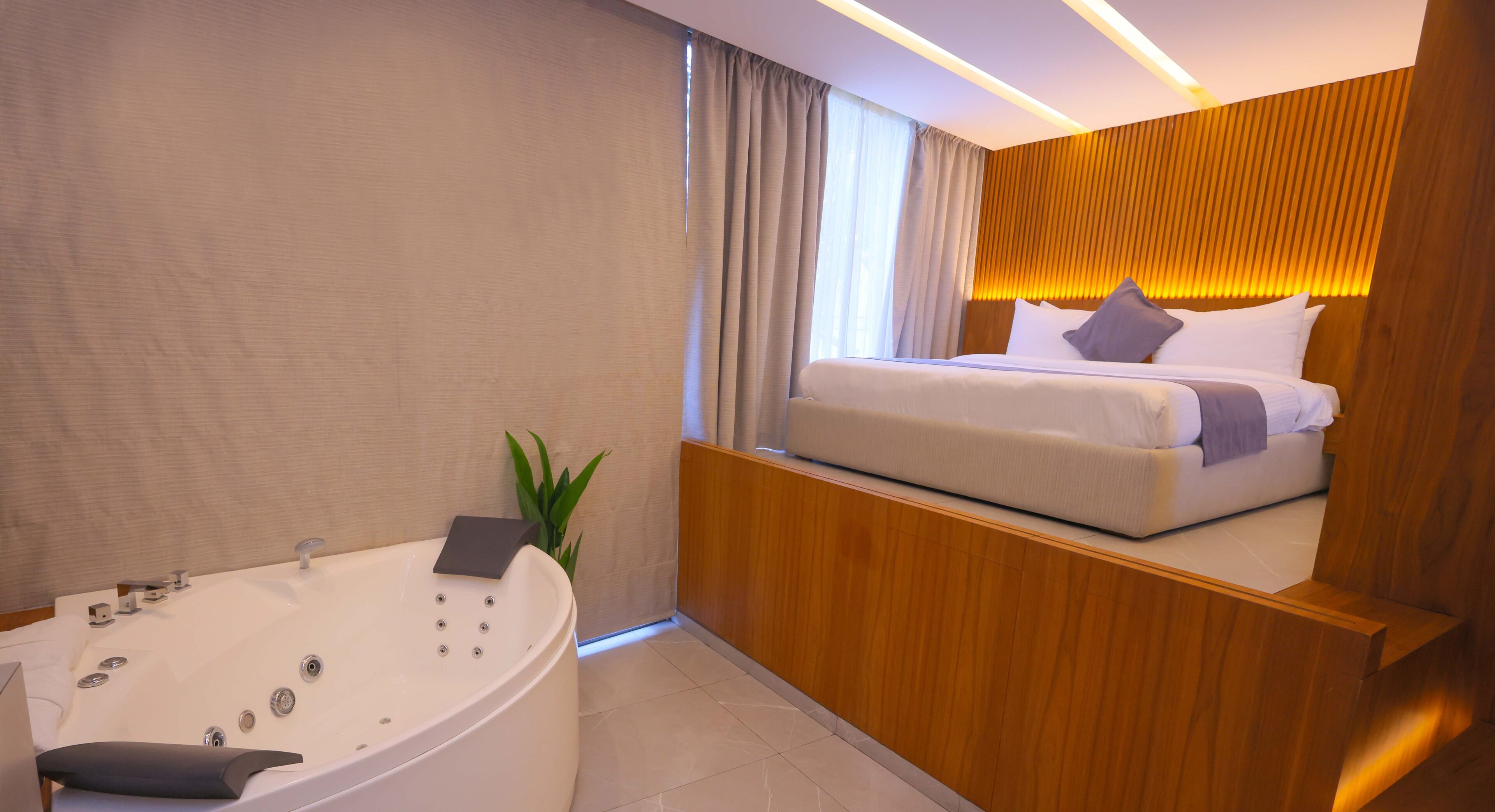 Junior Suite | In-room safe, desk, laptop workspace, blackout curtains