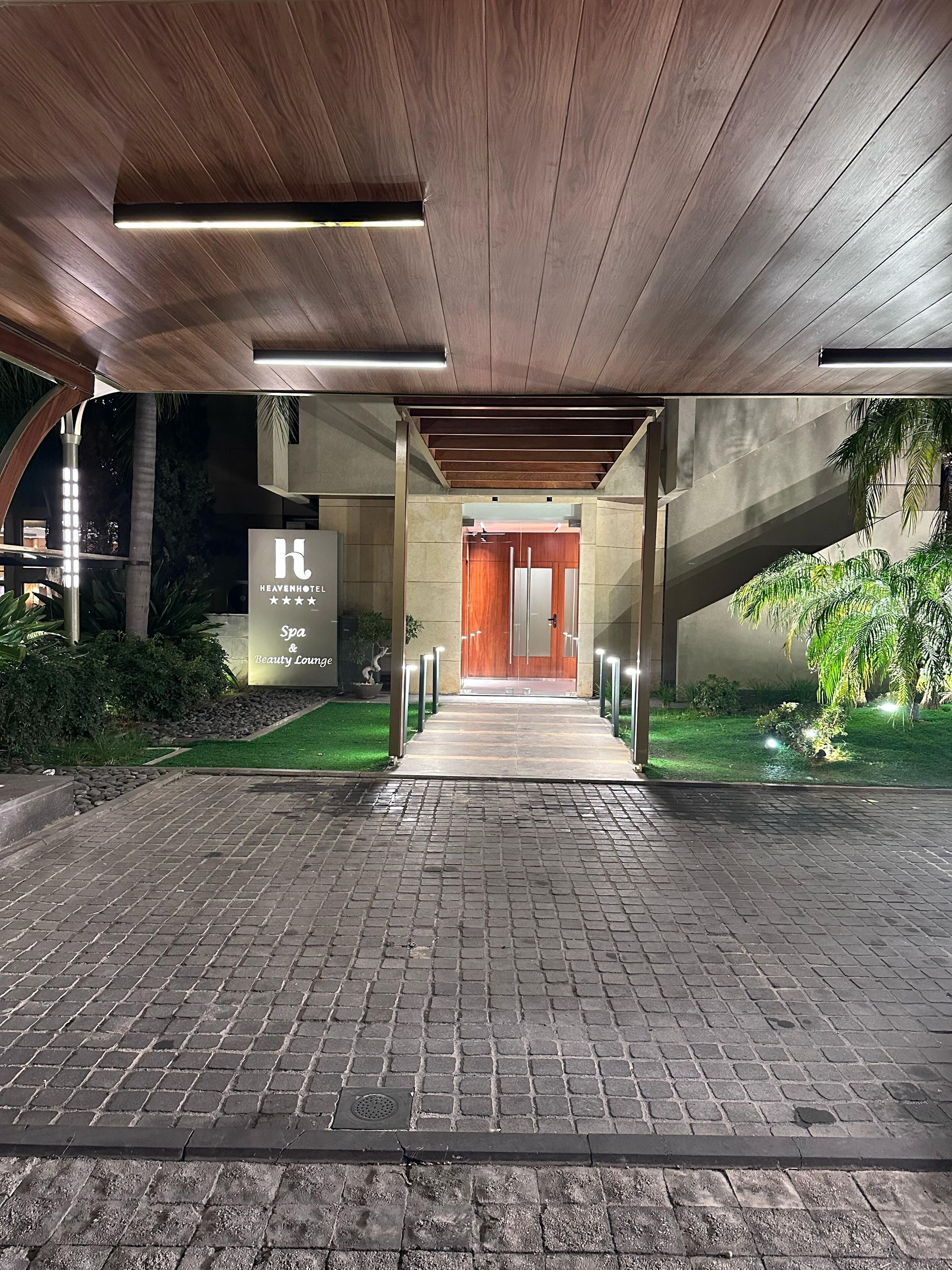 Phòng Suite Cao cấp | Két bảo mật tại phòng, bàn, khu vực làm việc phù hợp cho laptop 