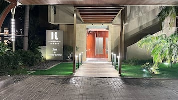 Phòng Suite Cao cấp | Két bảo mật tại phòng, bàn, khu vực làm việc phù hợp cho laptop