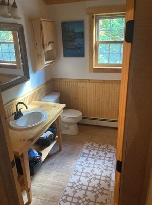 Bathtub, hair dryer, towels, toilet paper - Large Cozy House in the Woods (Chestertown)
