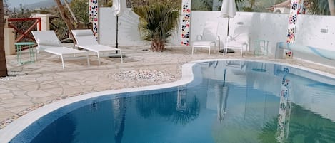 Una piscina al aire libre, una piscina climatizada