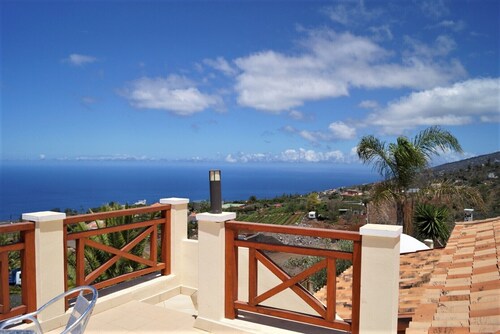 Villa with spectacular sea views, heated saltwater pool, dreamlike garden