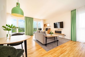 In-room safe, desk, laptop workspace, soundproofing - ARCOTEL HafenCity Dresden (Dresden)
