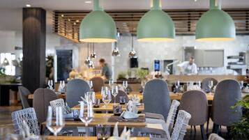 Desayuno buffet diario (EUR 22 por persona)