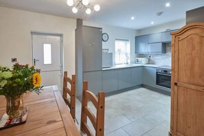 Fridge, microwave, oven, stovetop - Host & Stay | No 5 Hoggarths Yard (Whitby)