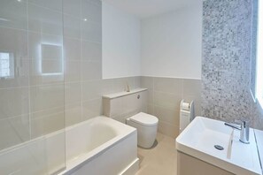 Suihku, hiustenkuivaaja, pyyhkeet, saippua