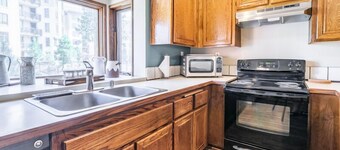 Helios S #5 - Pet Friendly 2 Bedroom 3 bathroom Townhouse, Just a short walk to Village Gondola