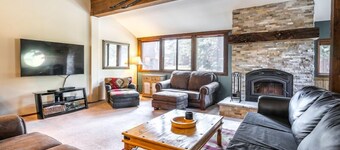 Helios S #5 - Pet Friendly 2 Bedroom 3 bathroom Townhouse, Just a short walk to Village Gondola