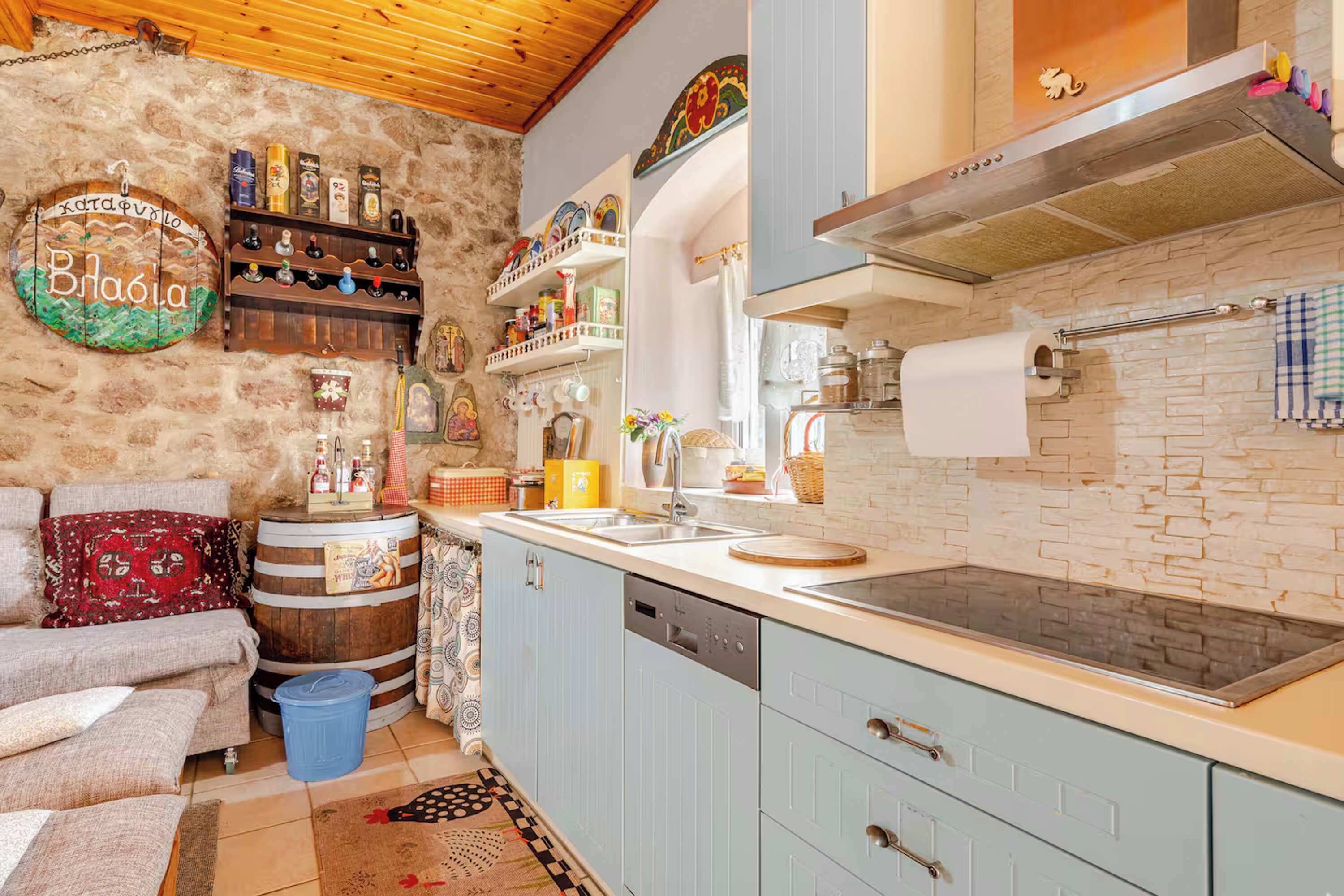 Fridge, oven, stovetop, coffee/tea maker