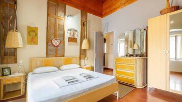 5 slaapkamers, een strijkplank/strijkijzer, reisbedje, wifi