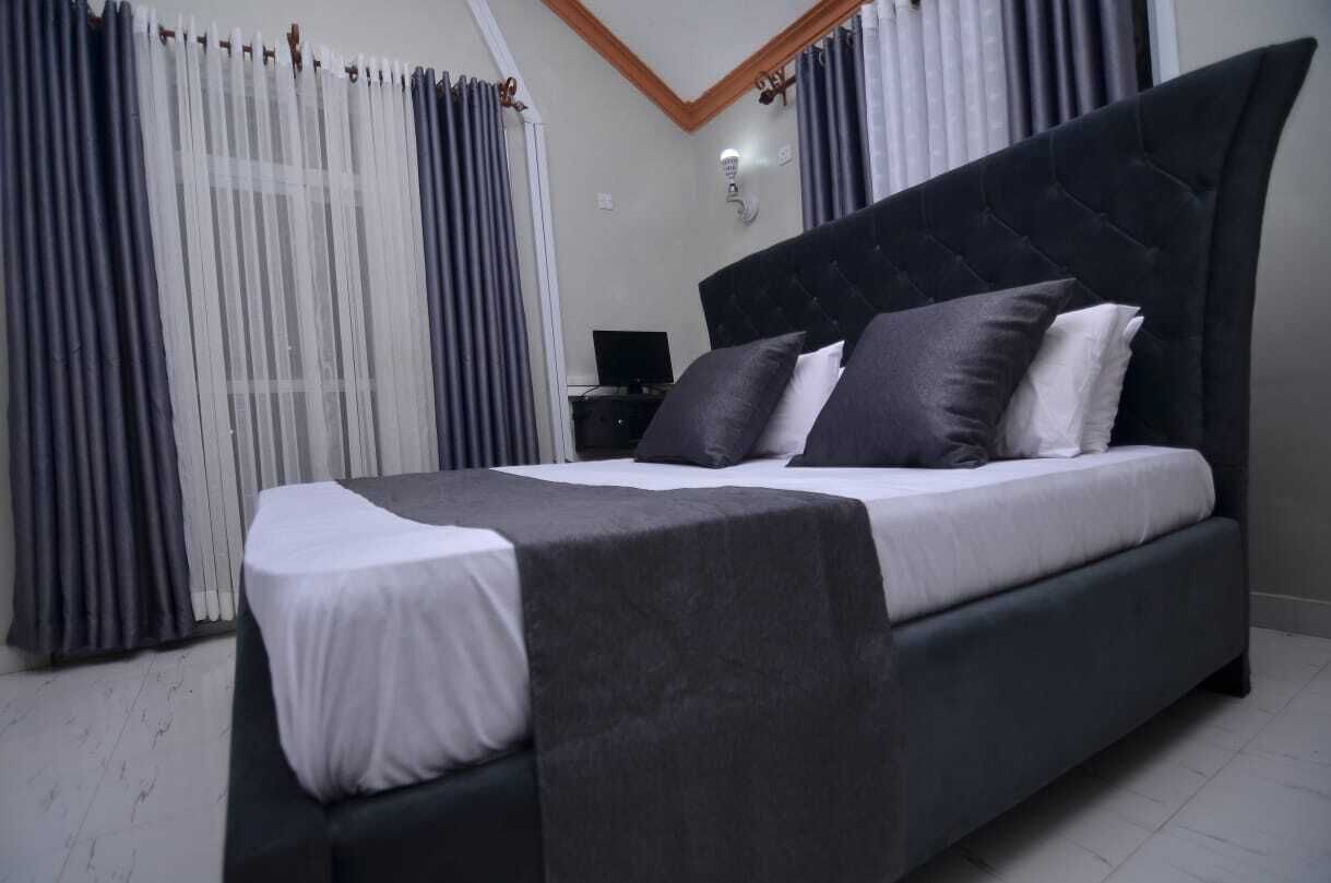 4 makuuhuonetta, silitysrauta/-lauta, ilmainen Wi-Fi, vuodevaatteet