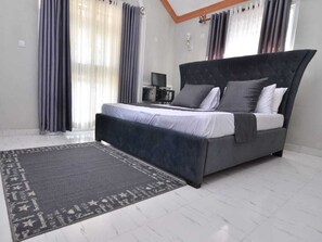 4 bedrooms, iron/ironing board, free WiFi, bed sheets