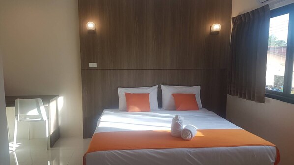 Escritorio, cortinas blackout, wifi gratis y ropa de cama