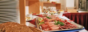 Breakfast buffet - Hotel zur Brücke (Greifswald)