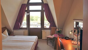 Dobbeltrom, balkong | Skrivebord, strykejern/-brett og barnesenger (inkludert)