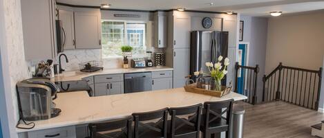 Réfrigérateur, micro-ondes, four, plaque de cuisson