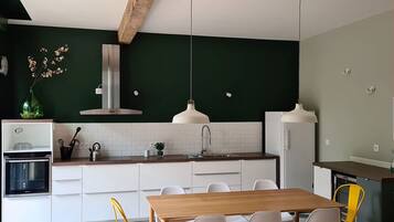 Een koelkast, een magnetron, een oven, een kookplaat