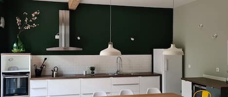 Geladeira, micro-ondas, fogão, cooktop