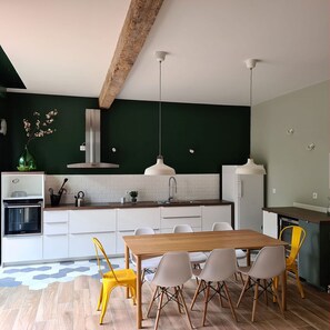 Frigorifero, microonde, forno, piano cottura