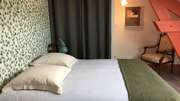 3 slaapkamers, een bureau, een strijkplank/strijkijzer, reisbedje