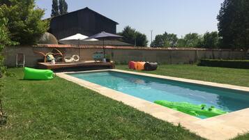 Een buitenzwembad, een verwarmd zwembad