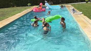 Piscina all'aperto, una piscina riscaldata