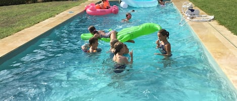 Una piscina al aire libre, una piscina climatizada