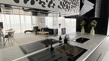 Căn hộ Royal, 1 giường cỡ king, quang cảnh biển, sát bãi biển | Bếp riêng | Tủ lạnh, dụng cụ pha cà phê/trà, ấm điện, máy xay cà phê