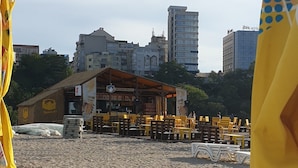 En la playa, bar en la playa