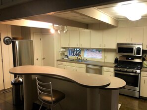 Kjøleskap, mikrobølgeovn, ovn og kokeplater