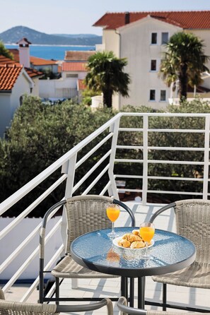 تناول الطعام بالخارج