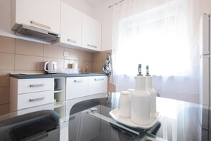 ثلاجة، ميكروويف، موقد طهي مسطح، غسالة أطباق